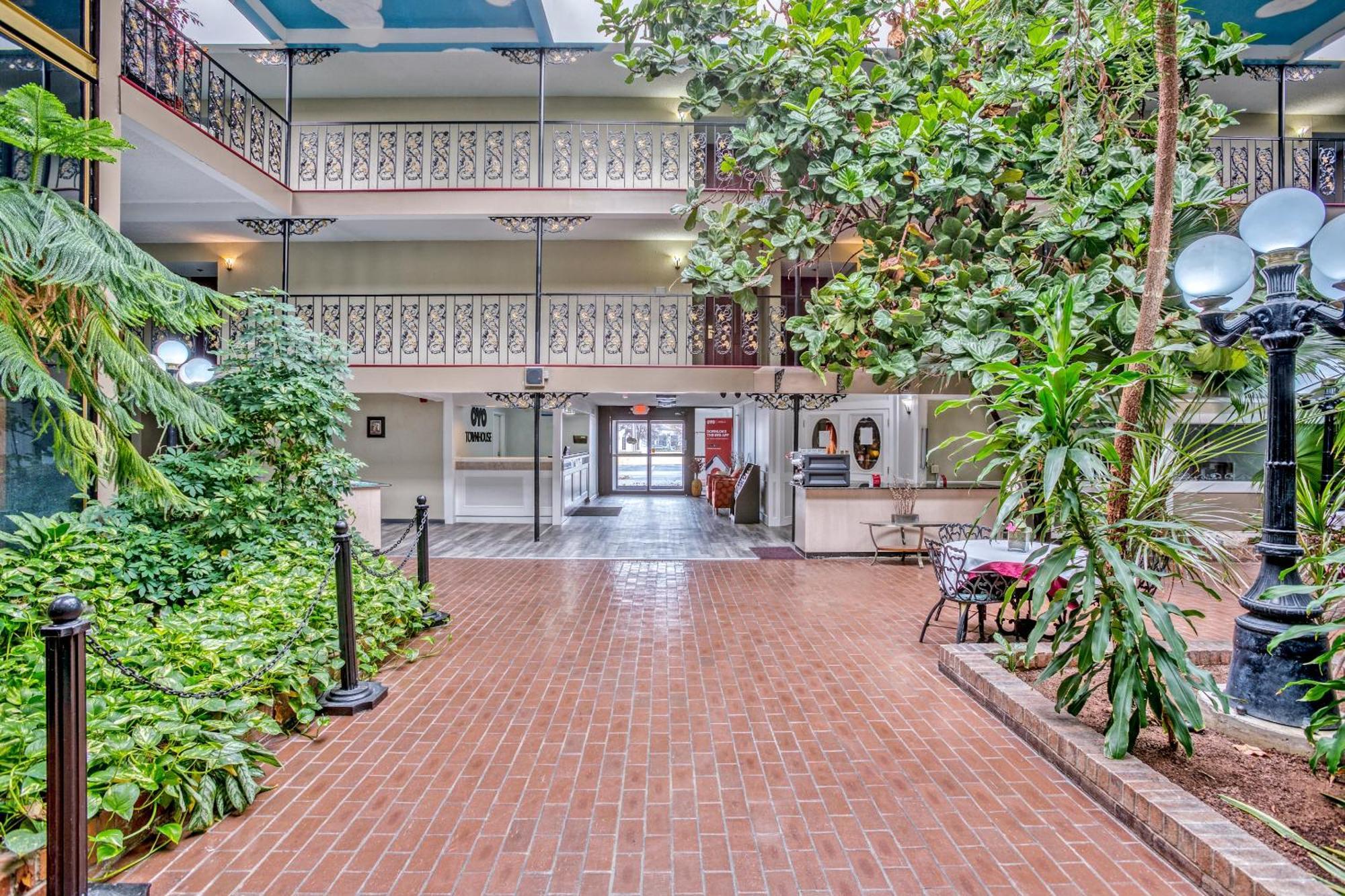 Oyo Townhouse Tulsa Woodland Hills Hotel Buitenkant foto